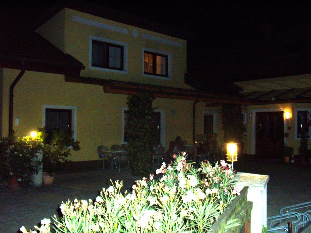 Privatzimmer Und Ferienwohnungen Leeb Persenbeug Luaran gambar